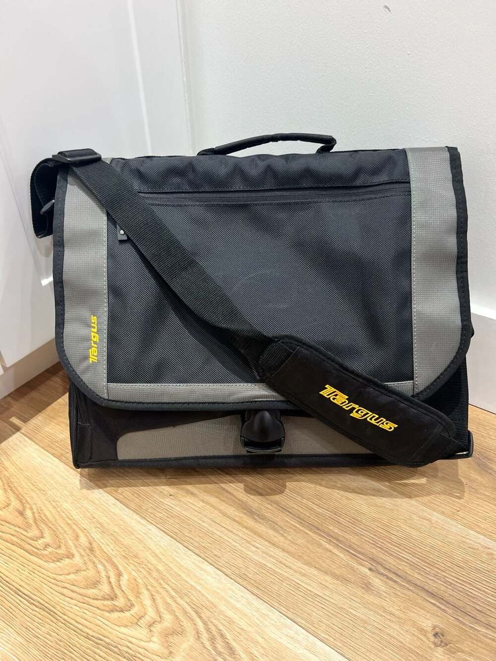 Targus Laptop Messenger Bag with Organizer Compartments, Black and Gray